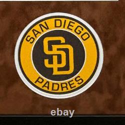 Fernando Tatis Jr a signé une balle de baseball personnalisée à rayures grises de San Diego encadrée en daim