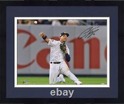 Photographie encadrée de Gleyber Torres des New York Yankees, autographiée, format 16 x 20, en train de lancer.