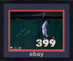 Photographie encadrée de Ronald Acuna Jr. des Braves, signée, sautant pour attraper, format 16x20.