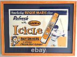 Traduisez ce titre en français : Roger Maris Insanely Rare Orig. 1962 Gold Mine Booster Icicle Poster Framed

Roger Maris, affiche de mine d'or originale extrêmement rare de 1962 encadrée avec un booster de stalactite.